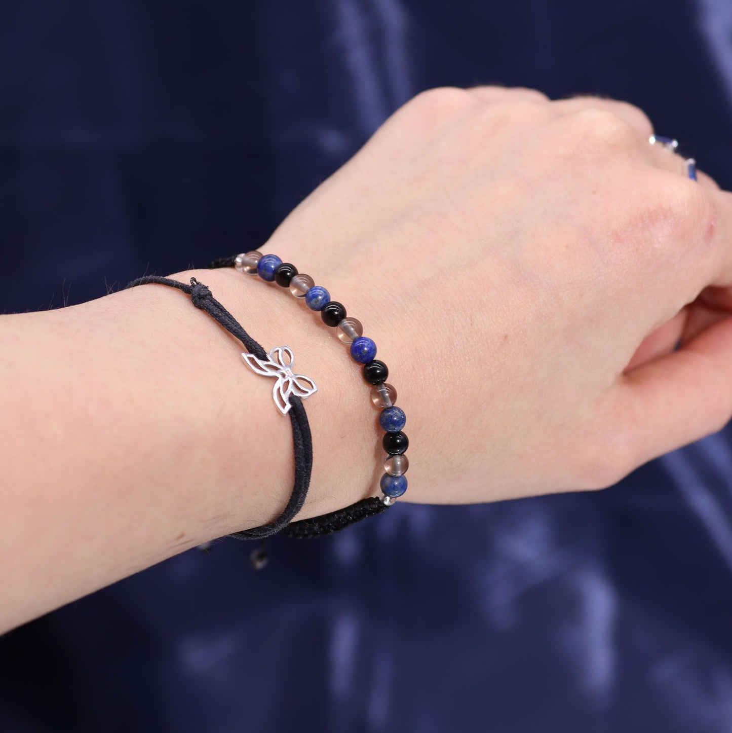 Vela del signo Escorpio con pulsera de piedras naturales – Cuarzo ahumado, Lapislázuli & Obsidiana negra | namariKS